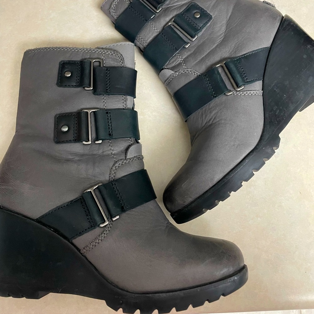 Sorel boots, Size 8. In very good pre- worn condition.